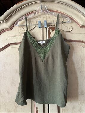 easel Olive V-Neck Cami with Lace Trim size Small
